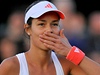 Ana Ivanoviová jet posílá polibek do publika. Na Wimbledonu porazila Melanie Oudinovou.