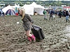 Glastonbury zahájilo svj 41. roník, popularita festivalu ale neklesá, spí naopak. Lístky na letoní rok se do prodeje dostaly loni na podzim a zmizely za nkolik hodin, pestoe proti pedchozímu roníku zdraily a návtvníci nyní platí 195 liber