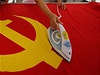 eny v ín ehlí vlajku u píleitosti oslav 90. výroí komunistické strany 