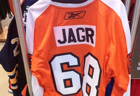 Jágrv dres z logem Philadelphie Flyers je u v amerických obchodem pipravený.