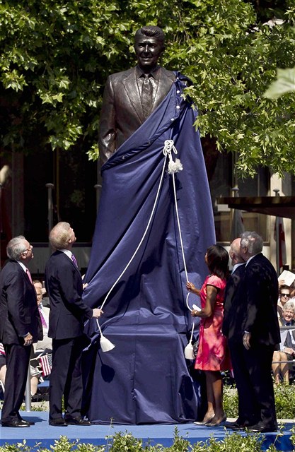 V Londn byla odhalena socha bvalho prezidenta USA Reagana 