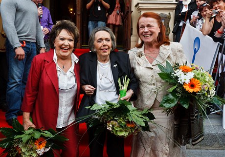 Jiina Bohdalová (ervené aty), Jiina Jirásková (erné aty) a Iva Janurová (béové aty) spolen zapózovaly na erveném koberci ped Mstským divadlem Karlovy Vary 