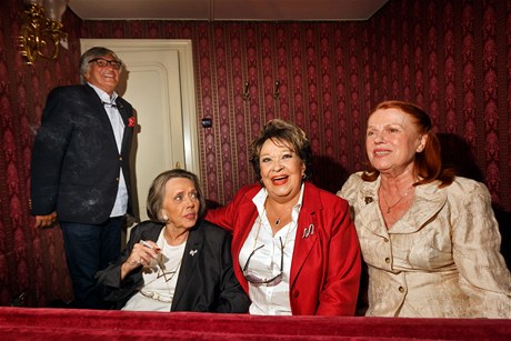 Jiina Bohdalová (ervené aty), Jiina Jirásková (erné aty) a Iva Janurová (béové aty) spolen zapózovaly na erveném koberci ped Mstským divadlem Karlovy Vary a poté i v lói.