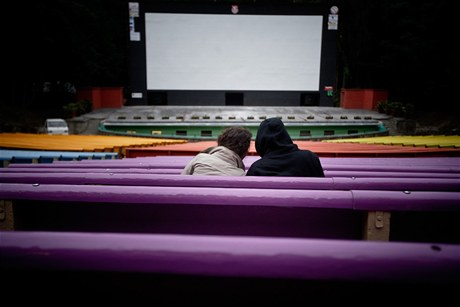 Nvtvnci MFF Karlovy Vary si v letnm kin uvaj volna ped cestou na dal filmovou projekci.