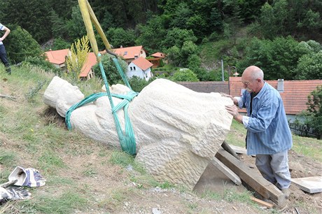 Umlec Milan Vcha instaluje svou sochu. 