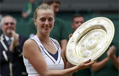 Petra Kvitová v rukou tímá trofej pro vítze Wimbledonu