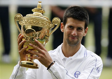 Novak Djokovi se trofejí pro vítze Wimbledonu