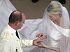 Nevsta Charlene Wittstocková navléká monackému kníeti Albertu II. snubní prsten