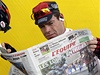 2011 Tour de France: Studuje Cadel Evans jak na soupee z francouzských novin?