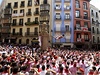 Rozdivoelí lidé vyplhali v Pamplon na námstí Plaza de Navarreria na kanu, ze které skákali do davu.
