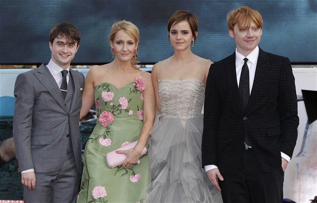Spisovatelka J. K. Rowlingov s herci Danielem Radcliffem, Emmou Watsonovou a Rupertem Grintem na Trafalgararskm nmst pi svtov premie filmu Harry Potter a Relikvie smrti - st 2. 