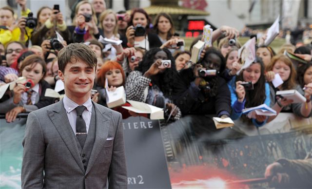Pedstavitel Harryho Pottera herec Daniel Radcliffe pichz na svtovou premiru poslednho dlu o kozelnickm uednkovi. 