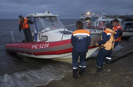Záchranái stále pátrají po nezvstných osobách z potopeného parníku