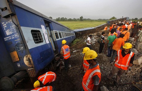Pi vlakovém netstí v Indii zemelo 67 lidí