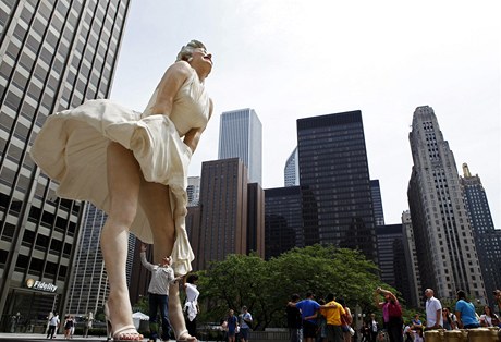 V Chicagu odhalili osmimetrovou sochu Marilyn Monroe