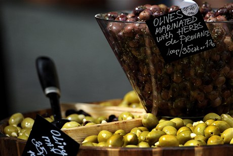 Kampa host francouzsk trh. Ochutnat mete i olivy z Provance