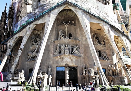 Tato st chrmu Sagrada Familia byla dostavna a po Gaudho smrti podle jeho pln. Autorem soch je Josep Maria Subirachs.