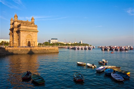 Megapolis Mumbaj, centrum filmov produkce i finannho sektoru, le na bezch Arabskho moe.