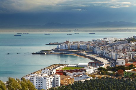 Alr. Msto je t pezdvno jako Bl Alr (Alger la Blanche) kvli blm zdem dom, kter se z kopc v okol msta svauj a ke behu Stedozemnho moe.