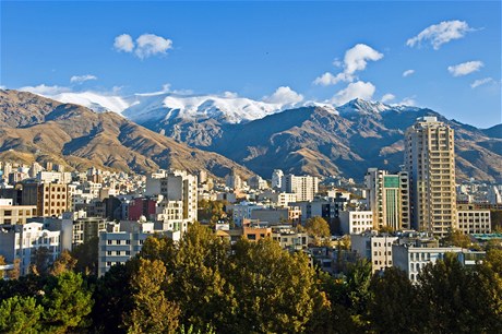 Hlavní msto Íránu Teherán obklopují vysoké hory. 