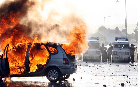Auto v sevrením Belfastu zachvátily plameny poté, co na nj irtí katolití nacionalisté vhodili benzínovou bombu. 