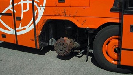 Autobus rakouská policie ve Vídni zastavila kvli jeho na první pohled alostnému technickému stavu