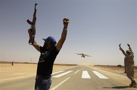 USA se rozhodly uznat libyjskou povstaleckou radu jako legitimní.