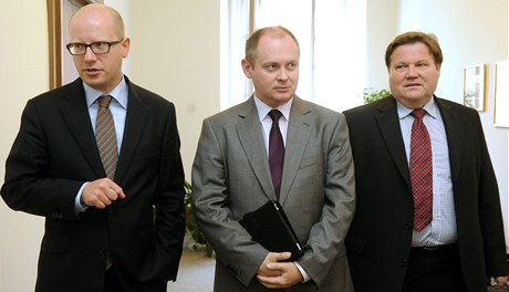 Zstupci SSD Bohuslav Sobotka, Michal Haek (uprosted) a Zdenk kromach (vpravo) odchzej po jednn s premirem Petrem Neasem, ministrem financ Miroslavem Kalouskem a ministrem prce Jaromrem Drbkem. 
