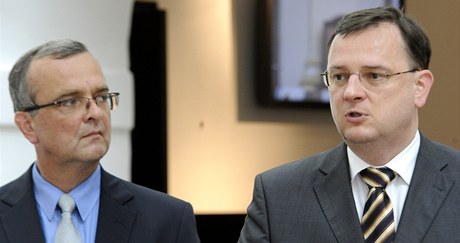 Premiér Petr Neas a ministr financí Miroslav Kalousek (vlevo) na tiskové konferenci po svém jednání se zástupci SSD. 