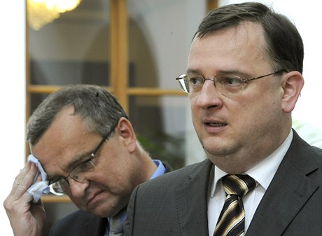 Premiér Petr Neas a ministr financí Miroslav Kalousek