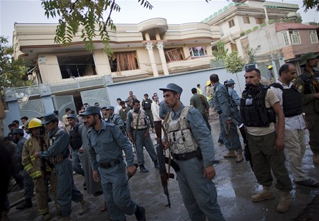 Policisté ped domem Karzáího poradce, kterého zastelili atentátníci