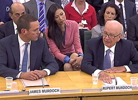 James a Rupert Murdochovi ped komis, uprosted manelka Ruperta Murdocha Wendi