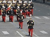 Kadeti vojenské akademie Saint Cyr pochodují paíským bulvárem 