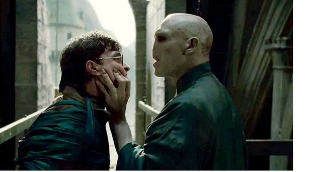 Harry Potter a Relikvie smrti - st 2. Harry se utkv s Voldemortem tv v...