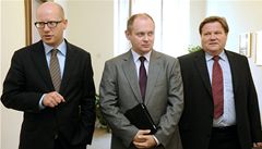 Zástupci SSD Bohuslav Sobotka, Michal Haek (uprosted) a Zdenk kromach (vpravo) odcházejí po jednání s premiérem Petrem Neasem, ministrem financí Miroslavem Kalouskem a ministrem práce Jaromírem Drábkem. 