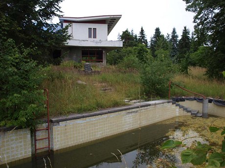 Aktuální stav bývalé prezidentské Husákovy vily. Bazén nebyl píli veliký.