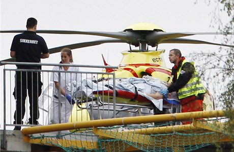 Záchranái odváejí ranné po výbuchu vrtulníkem