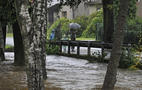 Lidé sledují vodu v Dolní asnici na Liberecku.
