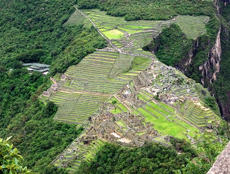 Kompletn pohled na ruiny msta z hory Huayna Picchu