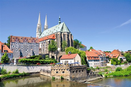 chrám svatého Petra ve Zhoelci stojí na návrí nad levým behem Luické Nisy nedaleko obnoveného Staromstského mostu, pes který se pechází do polské ásti msta.