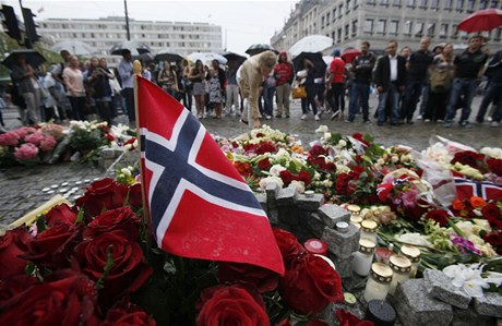 Lidé vzpomínají na zemelé ped katedrálou v Oslu