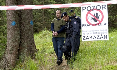 Dál u el jeden z úastník blokády v poutech a po svých. Policie ho odvezla na obvodní oddlení.