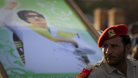 Voják ped Kaddáfího portrétem