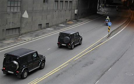 Policie veze Breivika k soudu.