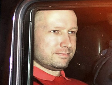 Anders Behring Breivik v policejním aut