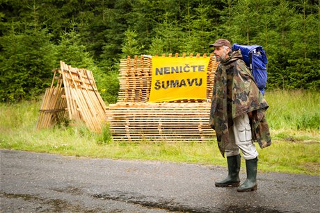 Jeden z aktivist skonil v poutech.