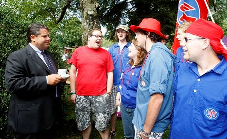 Mladí socialisté u jezera Attersee v Rakousku vítají zpvem éfa nmecké SPD Siegmara Gabriela (vlevo) 