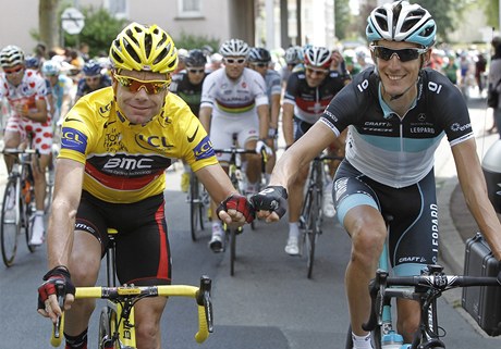 Cadel Evans (vlevo), vtz Tour a druh Andy Schleck v posledn etap