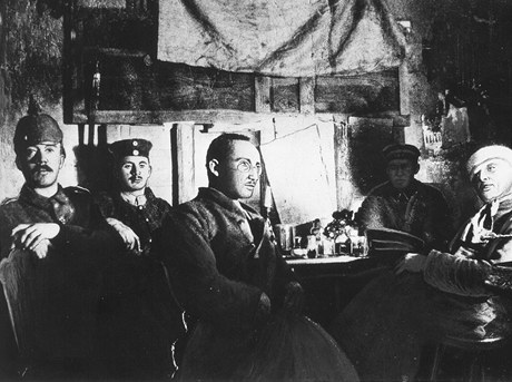 Chaos v hlav pod piklhaubnou. Hitler (vlevo s pruskou helmou) v zákopech na francouzské front. Záí 1916