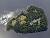 Letecký zábr ostrova Utoya, který je nedaleko Osla